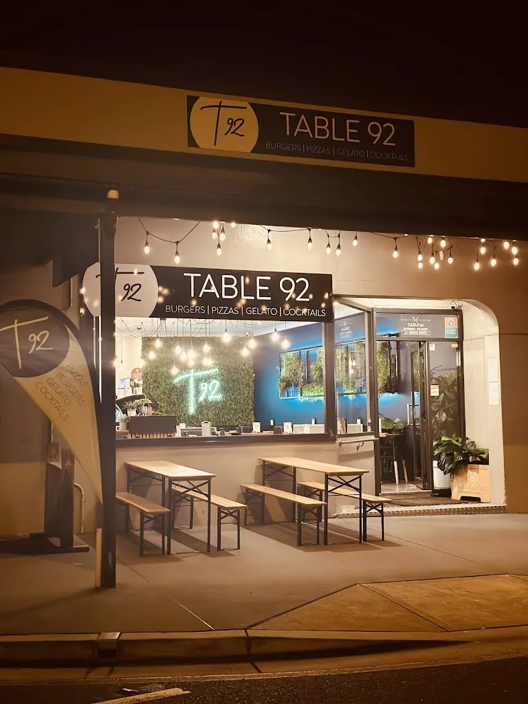 Table 92_Bateau Bay_slider_bild_1