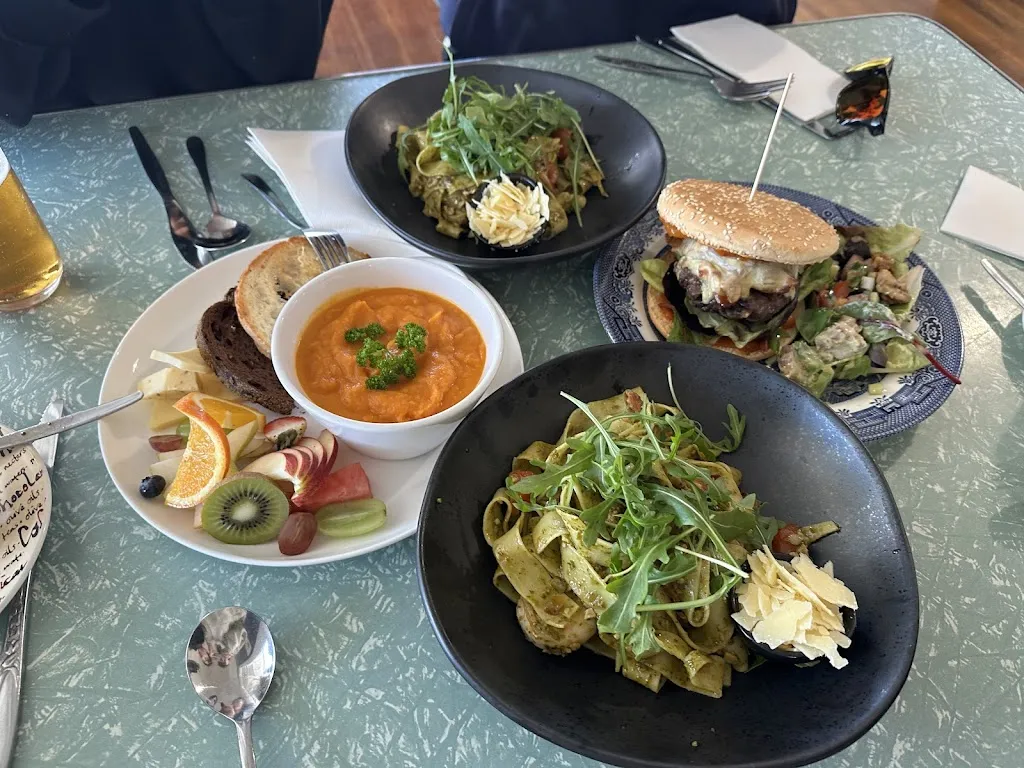 Lake Edge Cafe_Deakin_slider_image_3