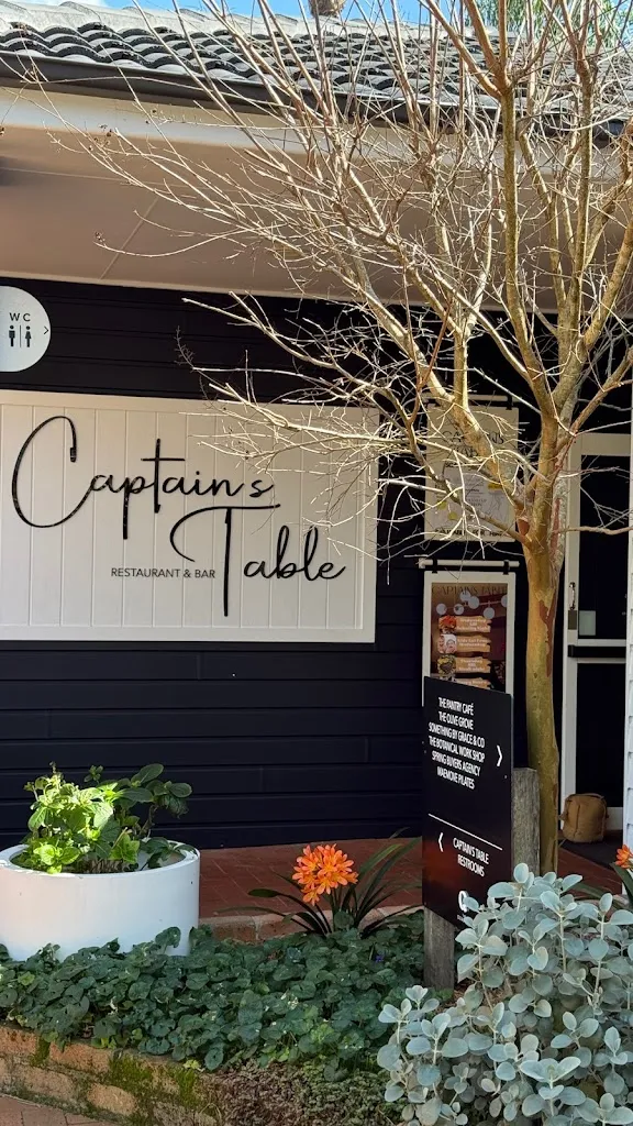 The Captain's Table_Forresters Beach_slider_immagine_1