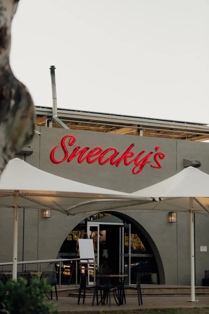 Sneaky's Restaurant restaurant in Munno Para West