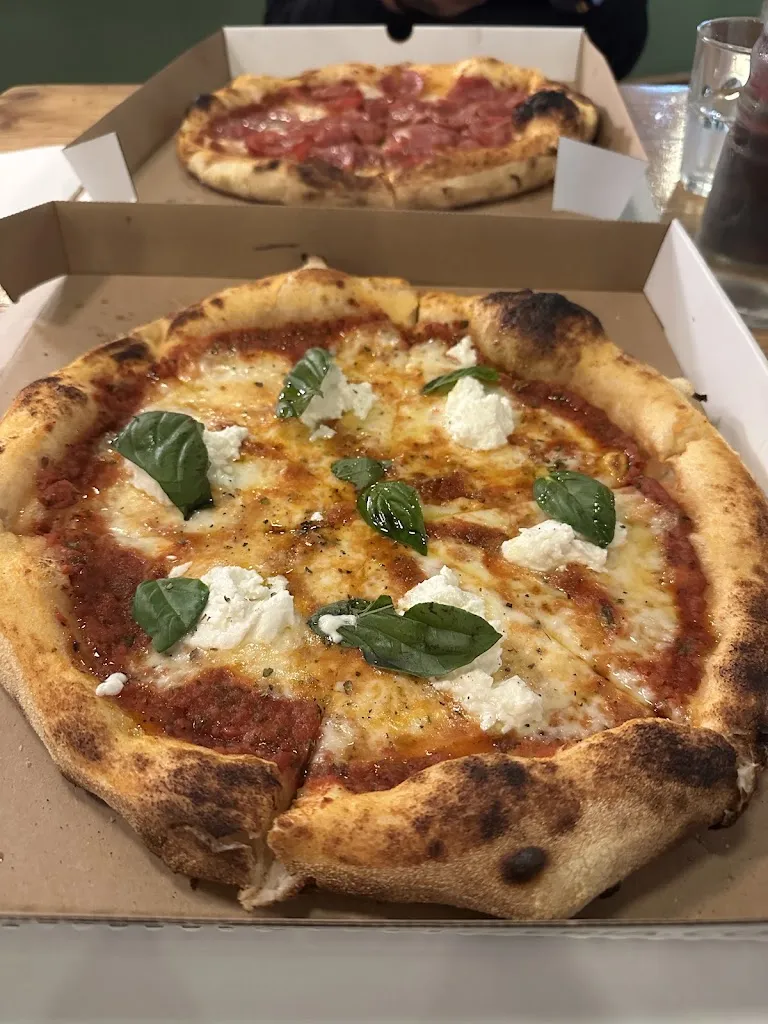 Eugene's Pizzeria_Willagee_slider_image_3