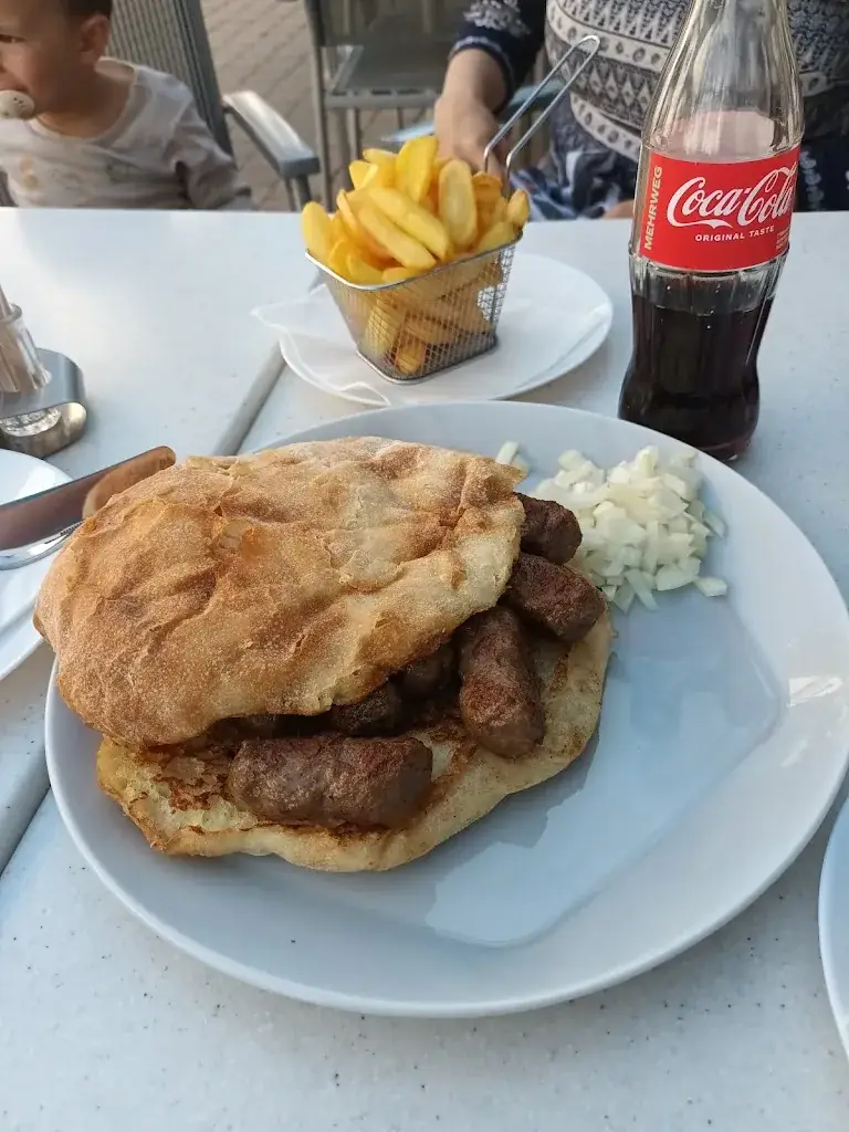 medved oso_Fame Grill & Restaurant_Bruckneudorf_avis