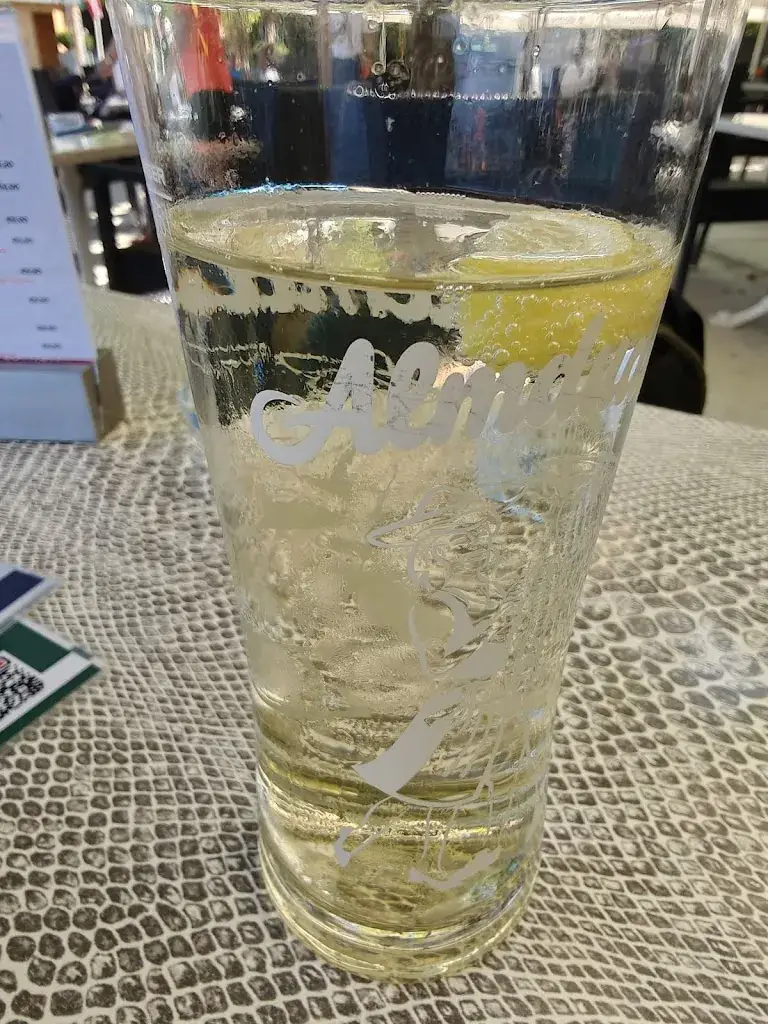 Oleksii Pasichnyi_Strandleben,das Cafe-Restaurant am Wörthersee_Görtschach_recensione