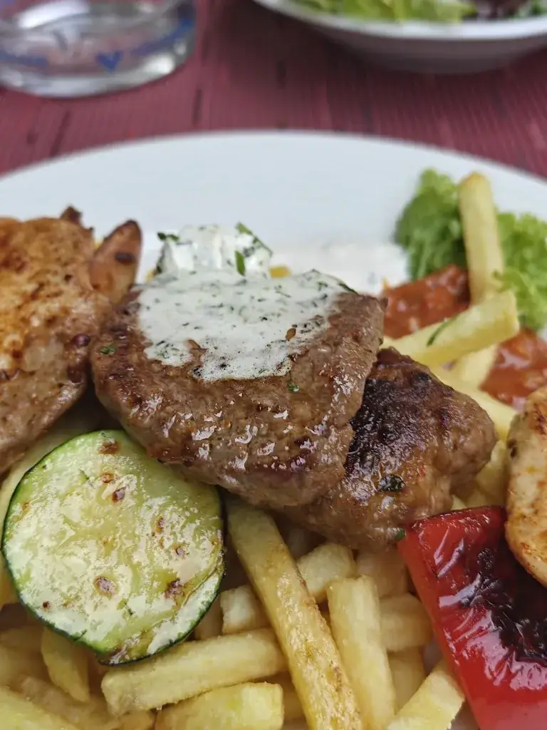 Jannick Lorenzen_s'Bergbauern Wirtshaus_Kötschach_avis