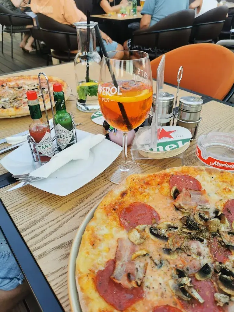 Klaudia Sarkanyova_Cafe Bar Haas Pizzeria_Bruckneudorf_avis