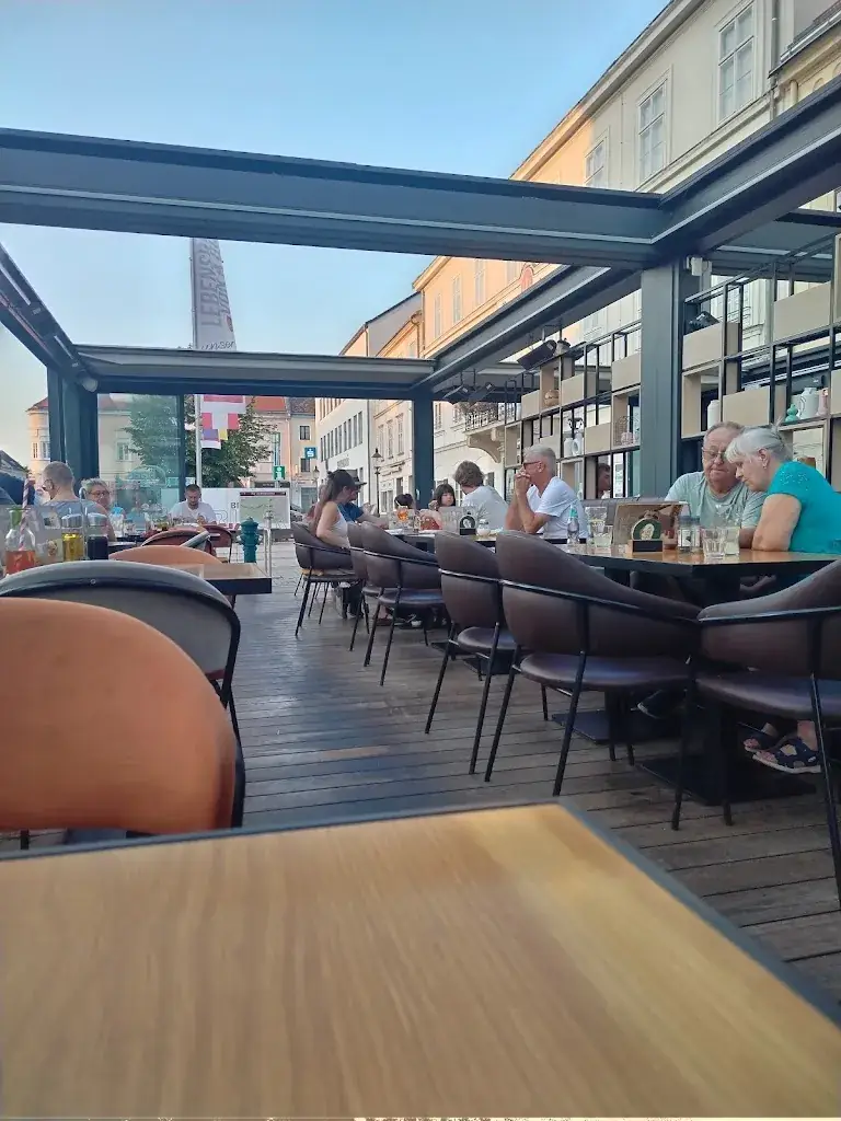 Cafe Bar Haas Pizzeria_Bruckneudorf_slider_image_3