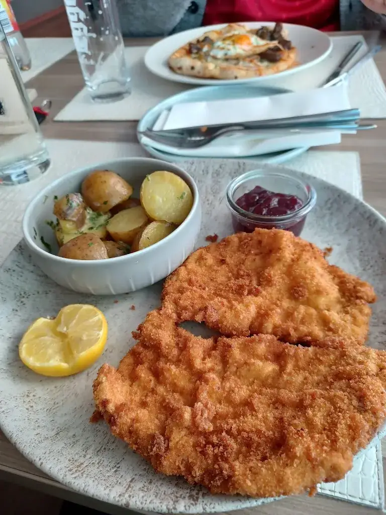 Katarína Jakabová_Wellen.Spiel_Krems_avis