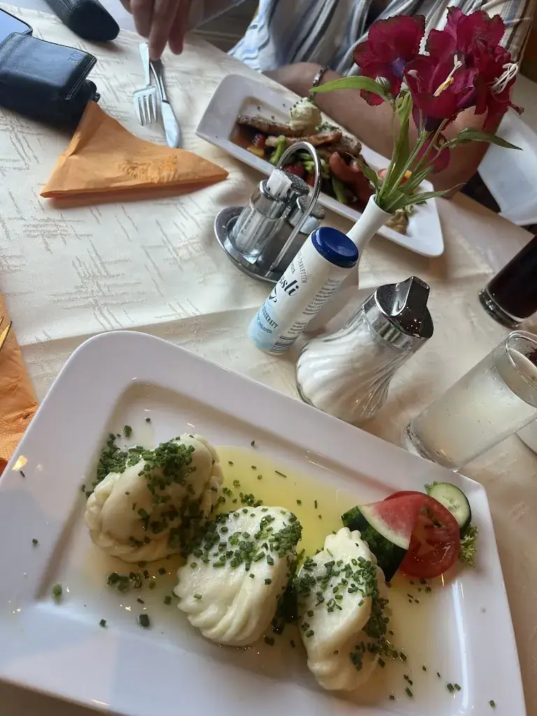 Mieke van Well_Gasthaus Pension Restaurant Lex_Maria Wörth_avis