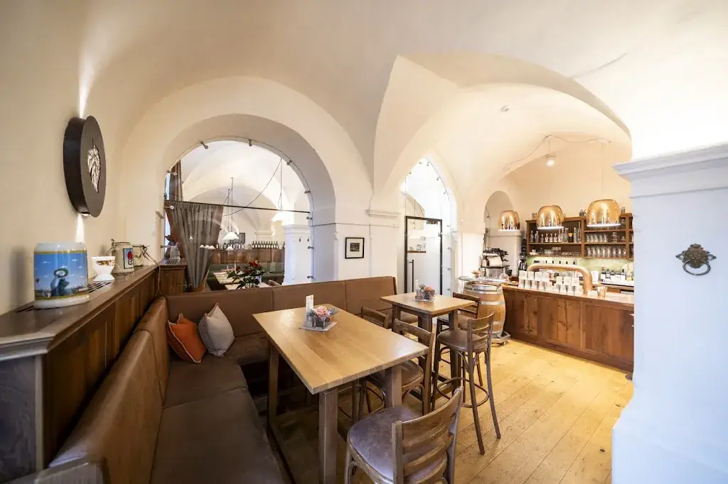 Lindenhof Wirtshaus und Biergarten restaurant à Obermillstatt