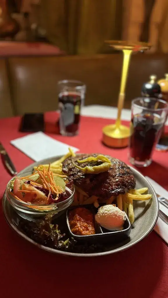 Ivann_Restaurant Avlija Brzovic - Balkan Spezialitäten_Moosburg_avis