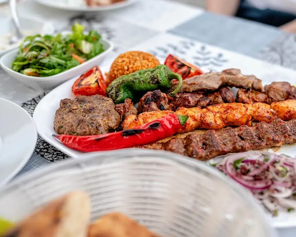 Benedict Gruber_Depê 23 GRILLHAUS_Moosburg_avis