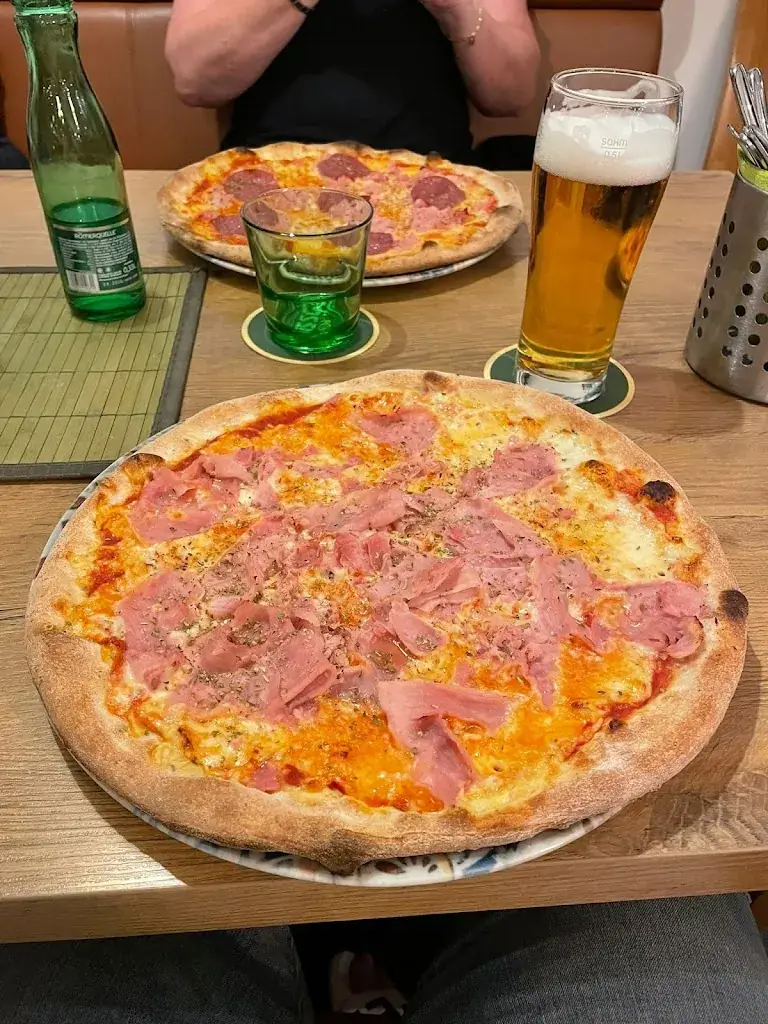 Holly Baker_Pizzeria La Strada_Radenthein_avis