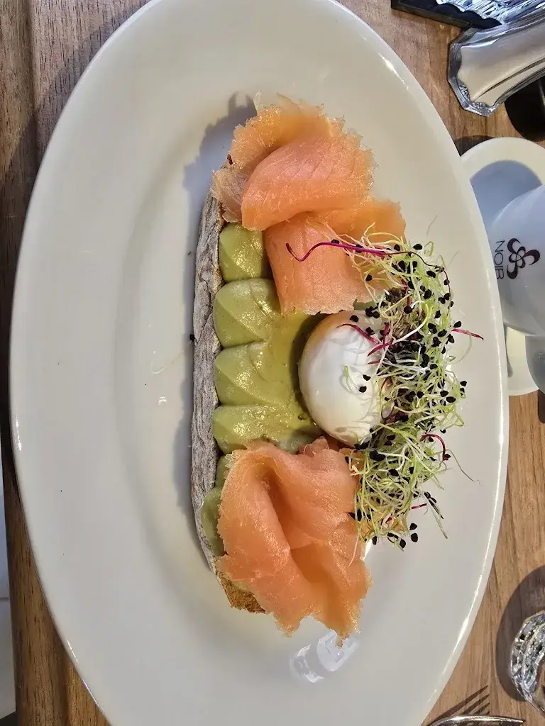 Matthew Hughes_Franzos Coffee Shop_Niederdorf_avis