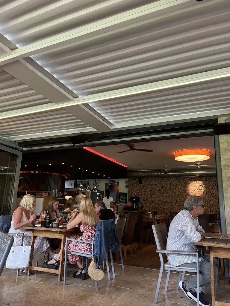 Laura Finch_Francobollo. Restaurant & Pizza_Sankt Jakob im Rosental_avis