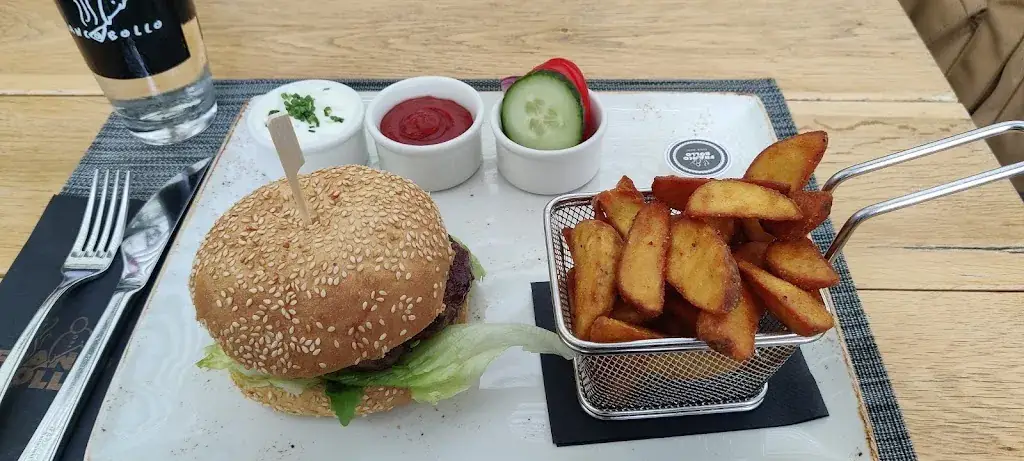 Denes Lilla_Francobollo. Restaurant & Pizza_Sankt Jakob im Rosental_avis