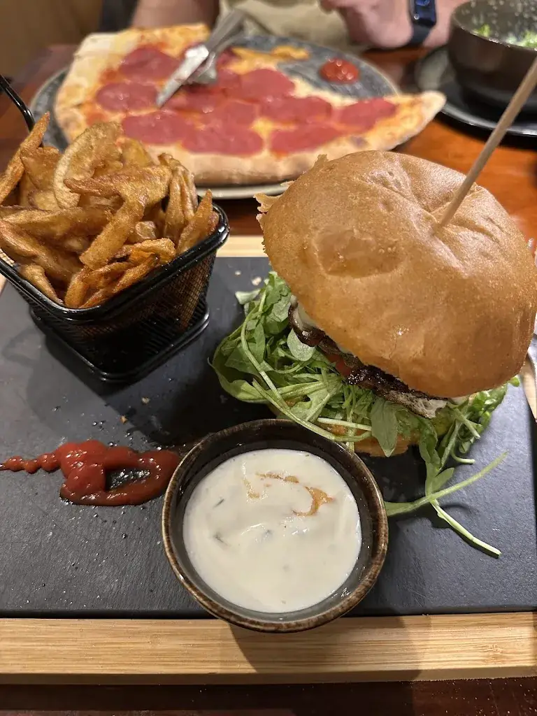 Shwe Zin Schmid_None's Seeboden_Seeboden_avis