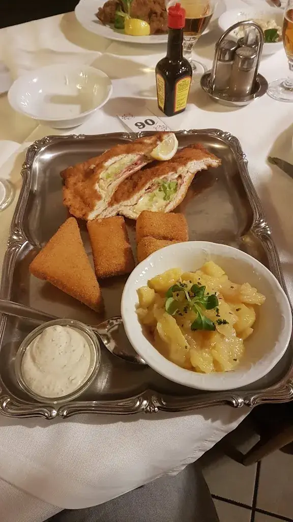 Rinaldo Besate_Restaurant Helmahof_Aderklaa_avis