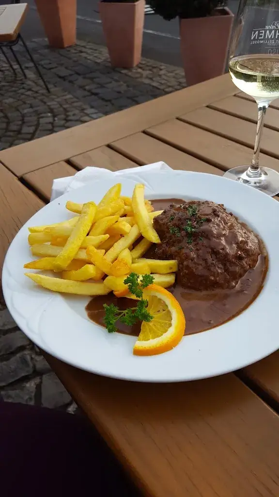 Jonas Veigneris_Zum alten Bahnhof_Zell_review