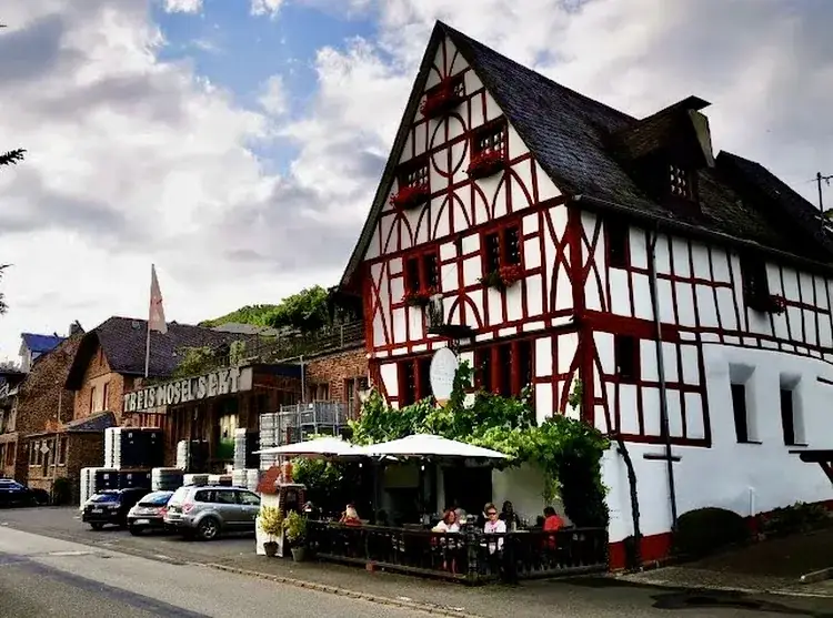 Girl on the Mosel_Restaurant Zum Eichamt_Zell_avis