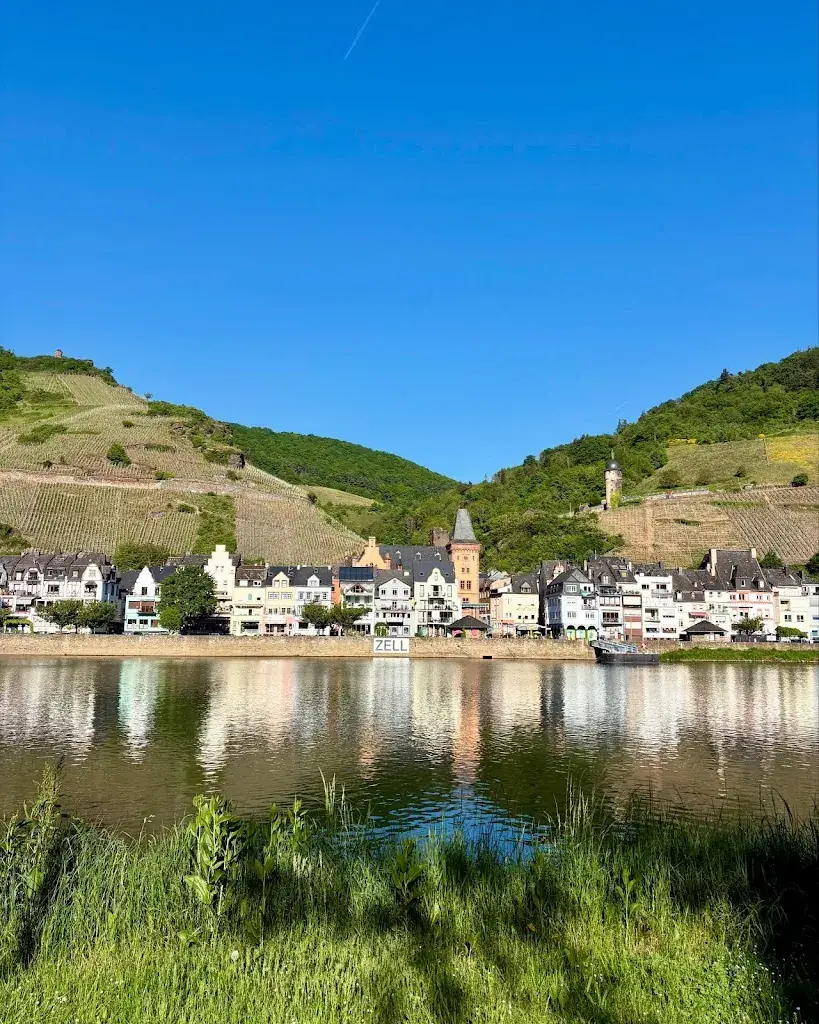 Girl on the Mosel_Turmblick_Zell_avis