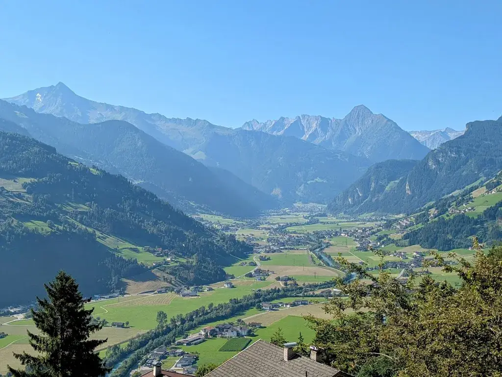Yana Maksimochkina_Schulhaus Tirol_Zell_review