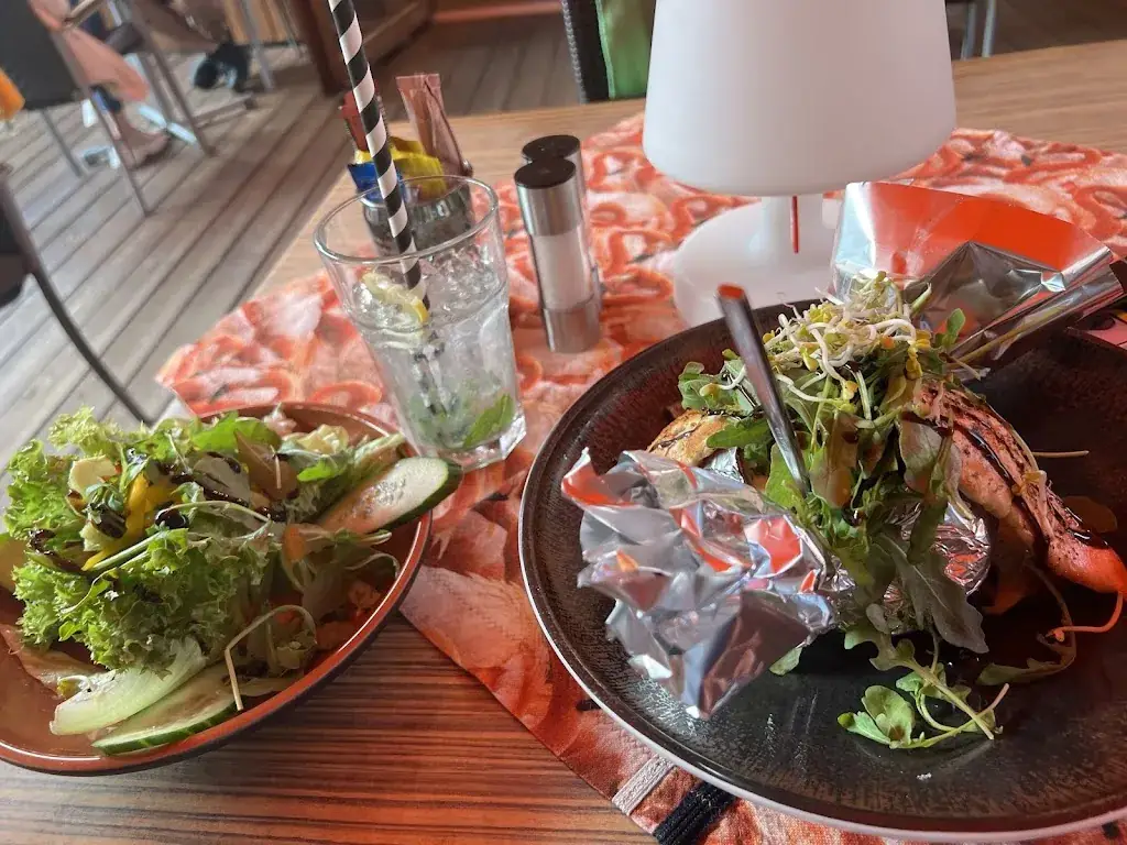 Clara Travels_Deins & Meins_Zell_recensione