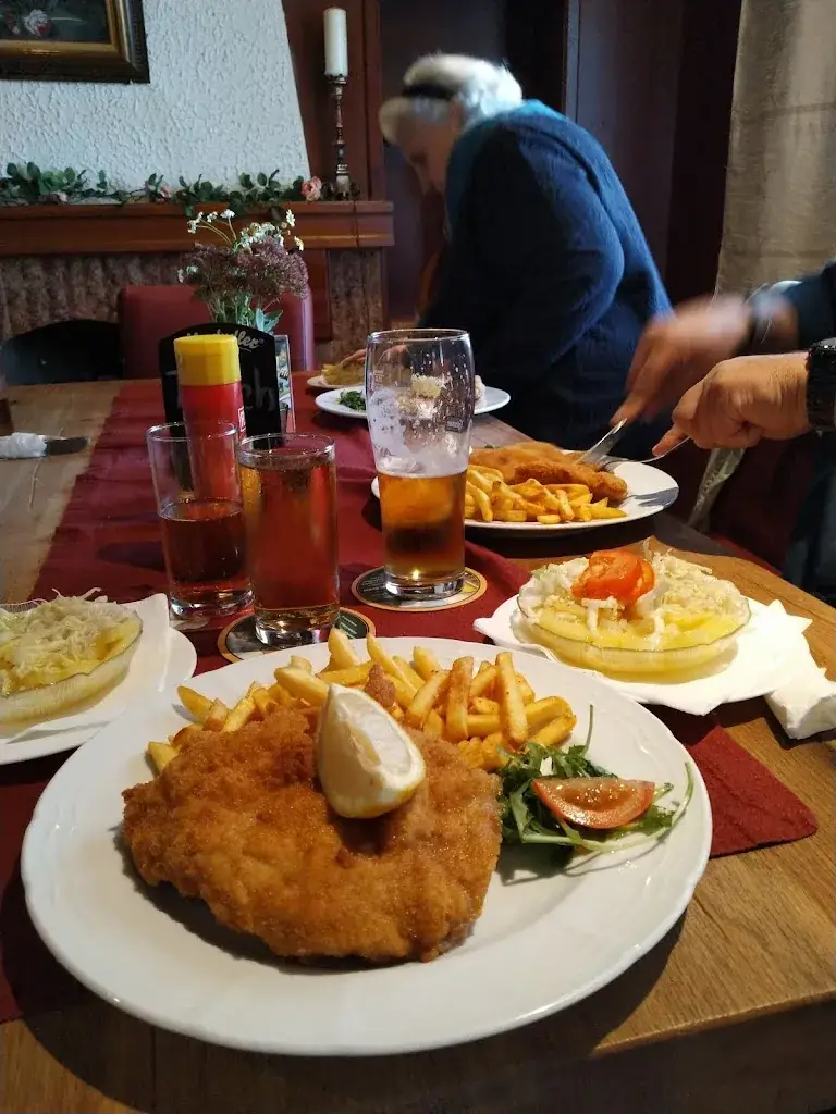 Chaphanphadee Kriskris_Elisabeth Burkhart_Edelstal_avis