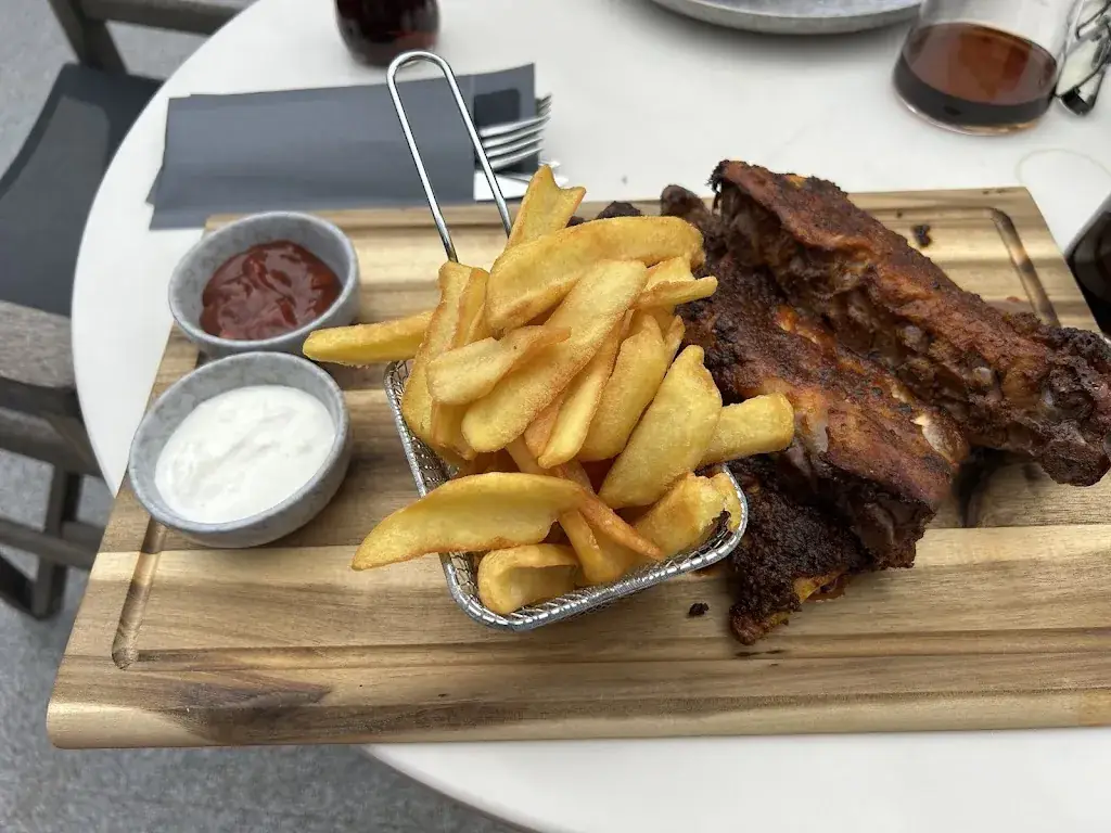 Márió Palaticzky_Höfler am Fluss_Bad Erlach_avis