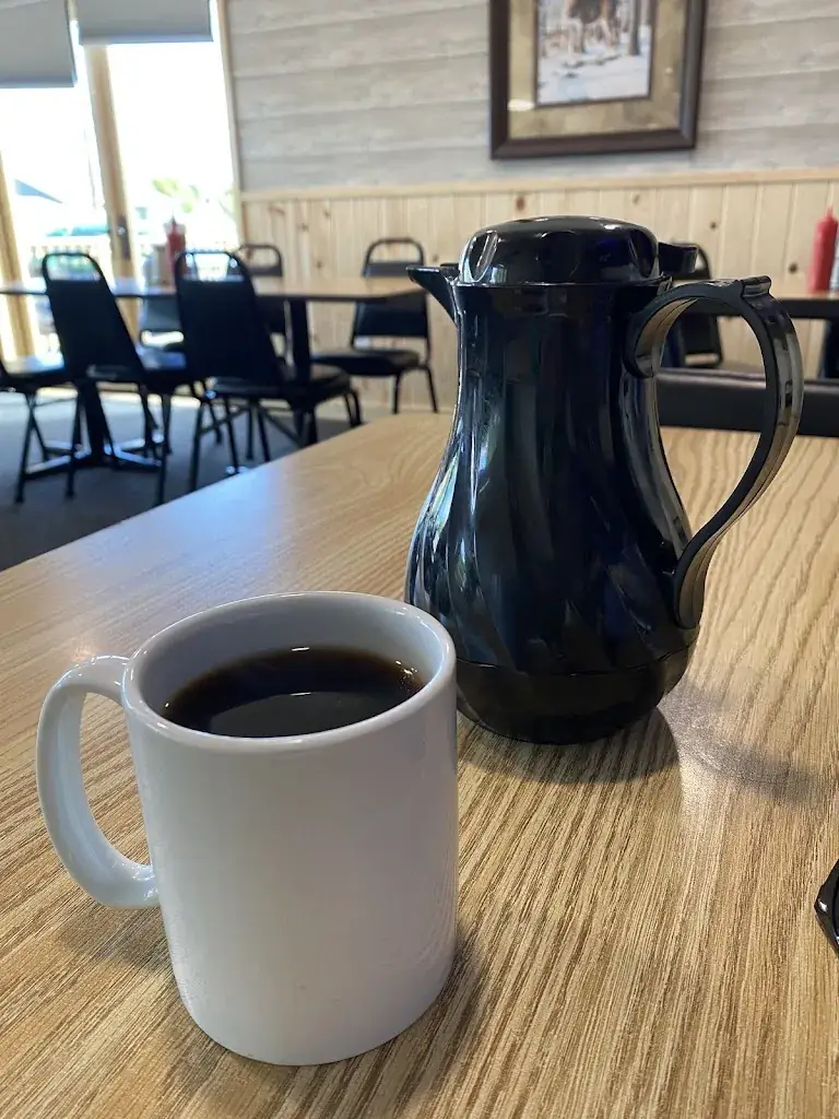 Ashlei Gascoyne_Antonio's Restaurant & Pizzeria_Bergland_avis