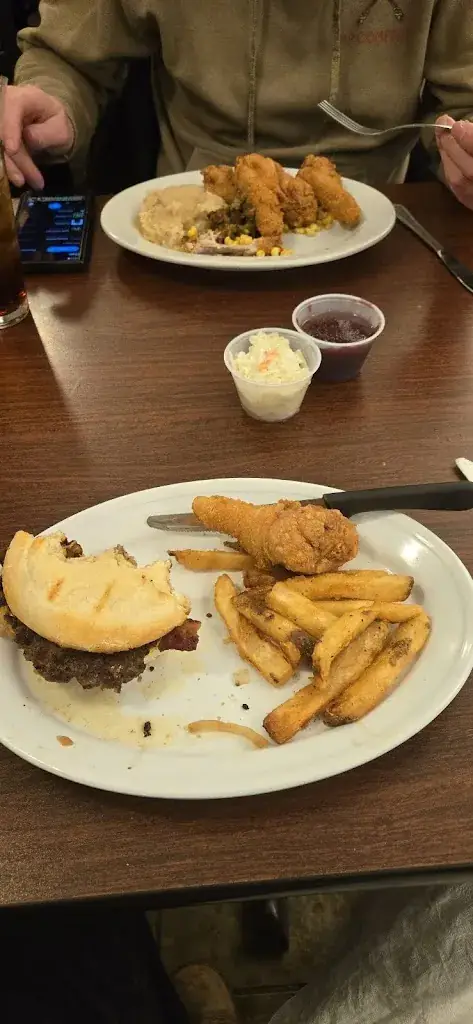 Steve Hamilton_Trailside Bar & Grill_Bergland_avis