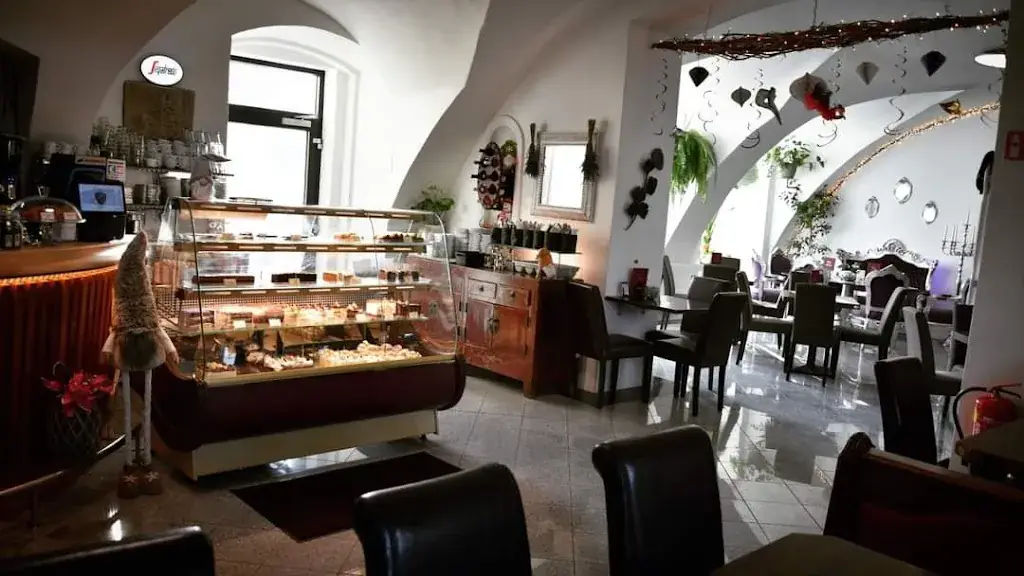 Phönix Konditorei OG Schloss Hubertendorf_Blindenmarkt_slider_image_1