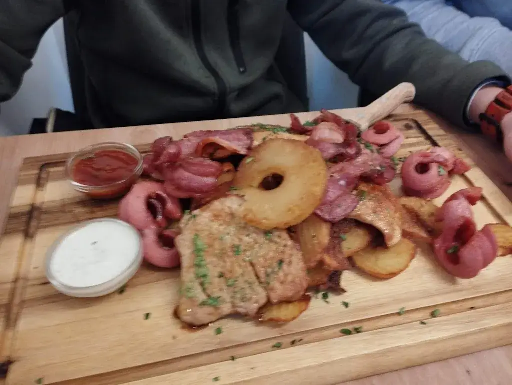 Judit Répás_Schmankerl und Trankerl_Brunn an der Schneebergbahn_avis