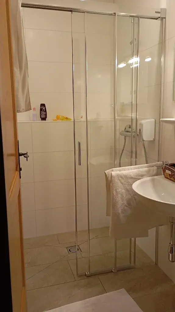 Jakub Lempart (TailStudio)_Hotel-Restaurant Schwartz_Breitenau_avis