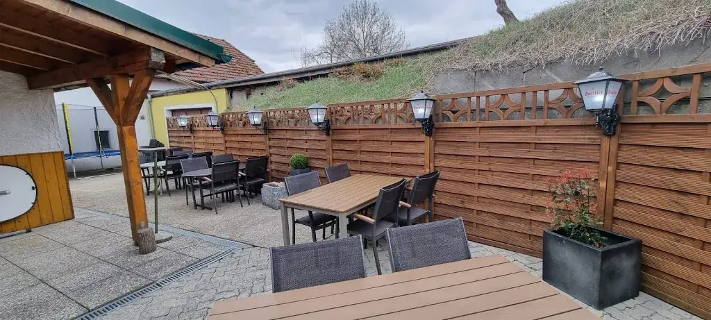 DORFHEURIGER Elisabeth ristorante a Brunn an der Wild