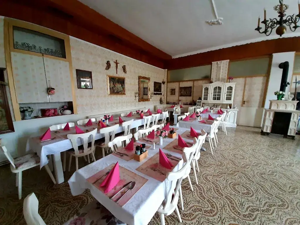 Gasthaus Wildrose zum Wehrturm restaurant à Drösing