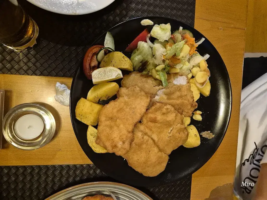 Mirek Miroslaw_Gasthaus Grüner Baum_Edlitz_avis