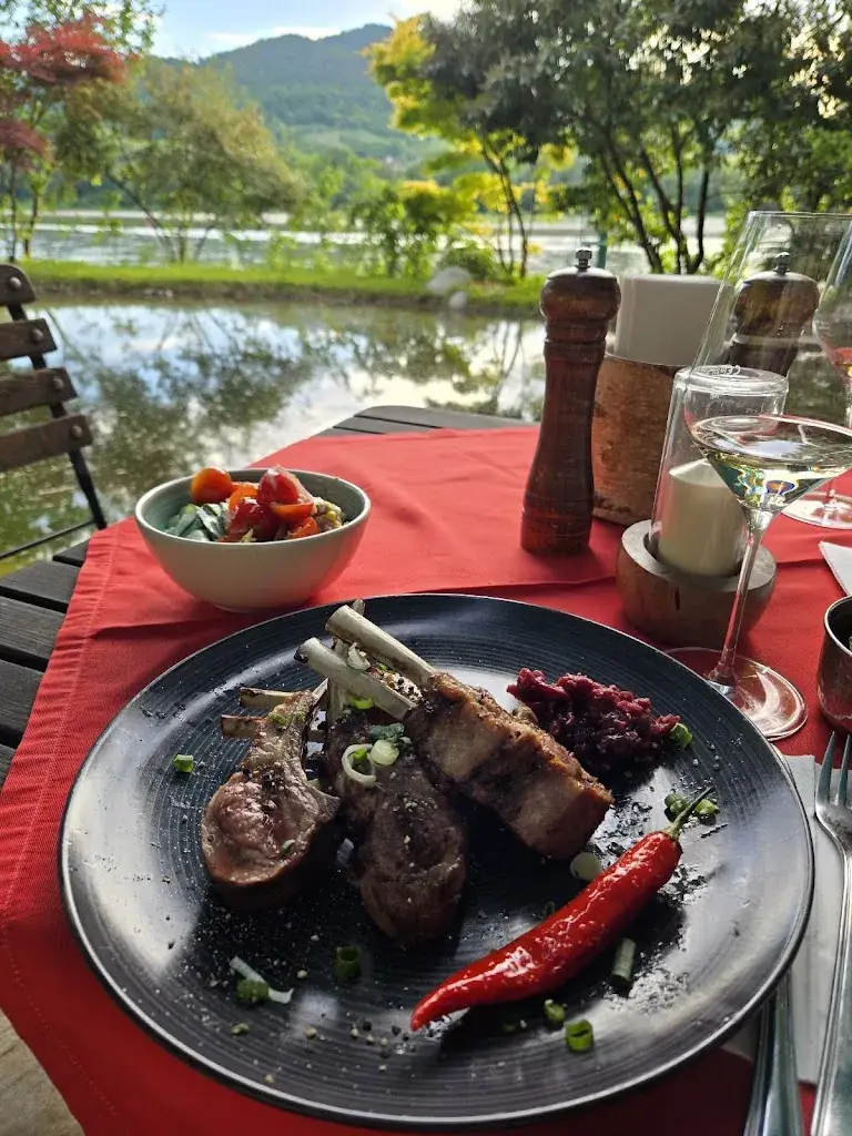 Oksana Hayes_Küffer Keller_Dürnstein_recensione