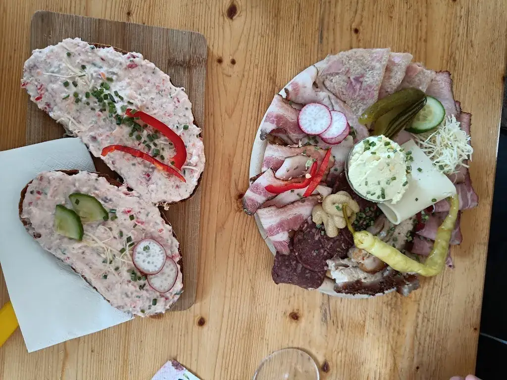 Dorfschenke Heidi Wöhri_Eisgarn_slider_image_1