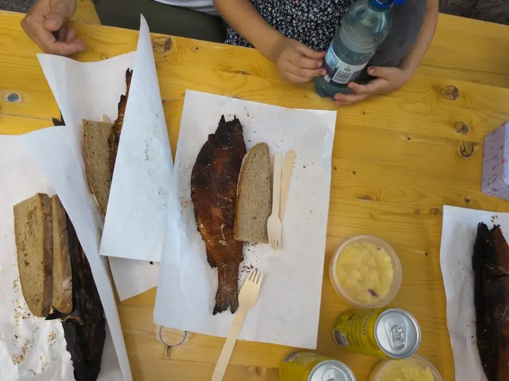 Daniel Eggerstorfer_Steckerlfische Fam. Graf Emmersdorf_Emmersdorf an der Donau_avis