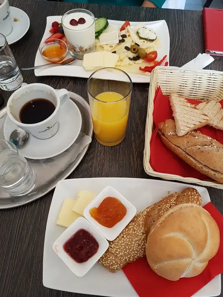 Loga Rhythmus_Lisi's Cafe Konditorei_Felixdorf_recensione