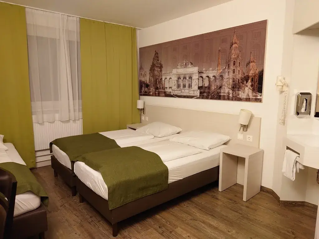 Michal Korinek_LifeHotel Vienna Airport_Fischamend-Markt_review