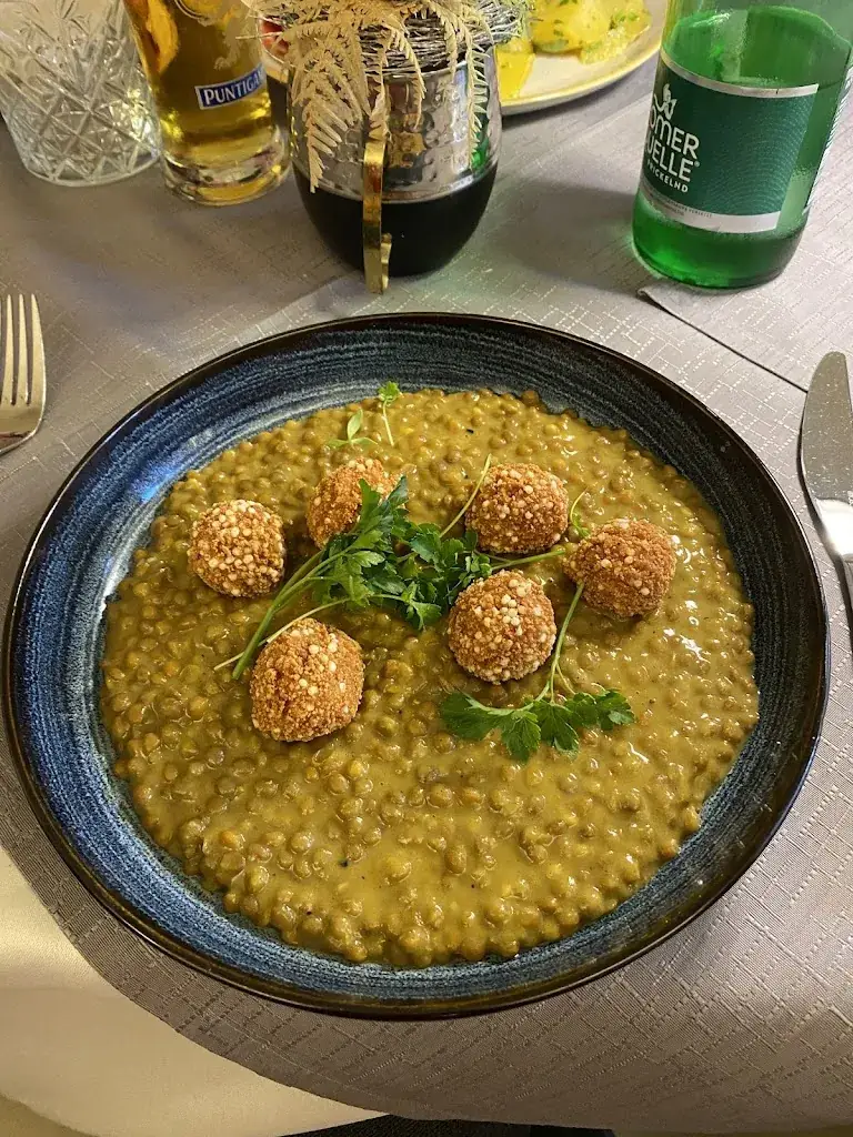 Julia Goelles_S'Platzl_Gloggnitz_avis