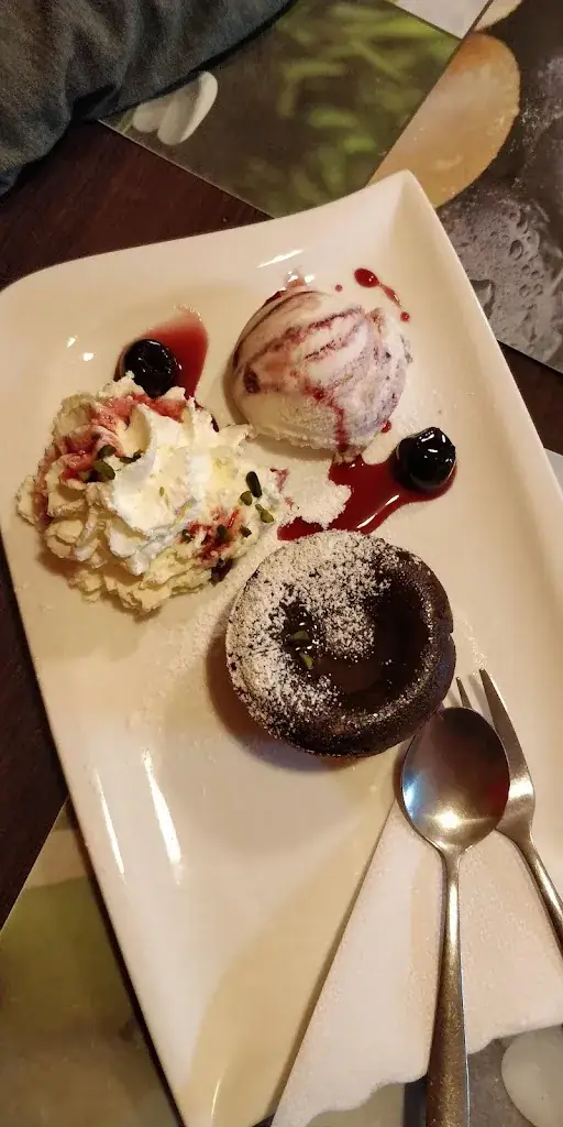 Anna Hausberger_das STAIN_Gresten_avis