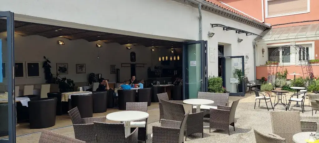 Alastair McGrath_cafe im wittnerhof_Gramatneusiedl_review