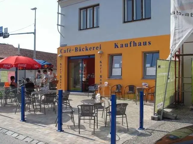 Bäckerei Karl Bauer - Kaufhaus, Cafe & Backshop Grosskrut restaurant à Großkrut