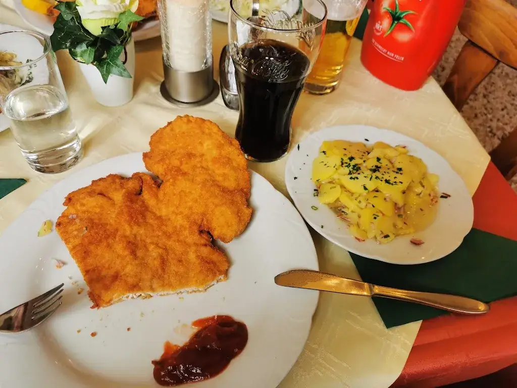 Julian Schirmbrand_Gasthaus Schwarz_Großrußbach_recensione