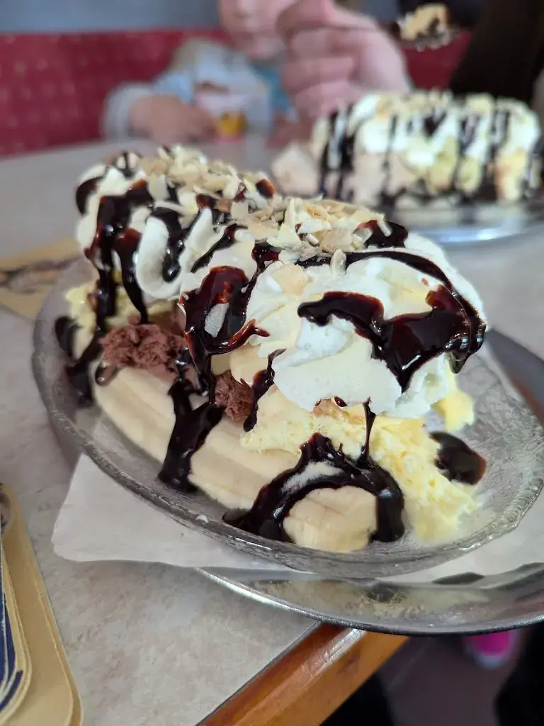 Edgar Schörg_Henriette Neubrand Konditorei – Café – Eissalon_Großrußbach_review