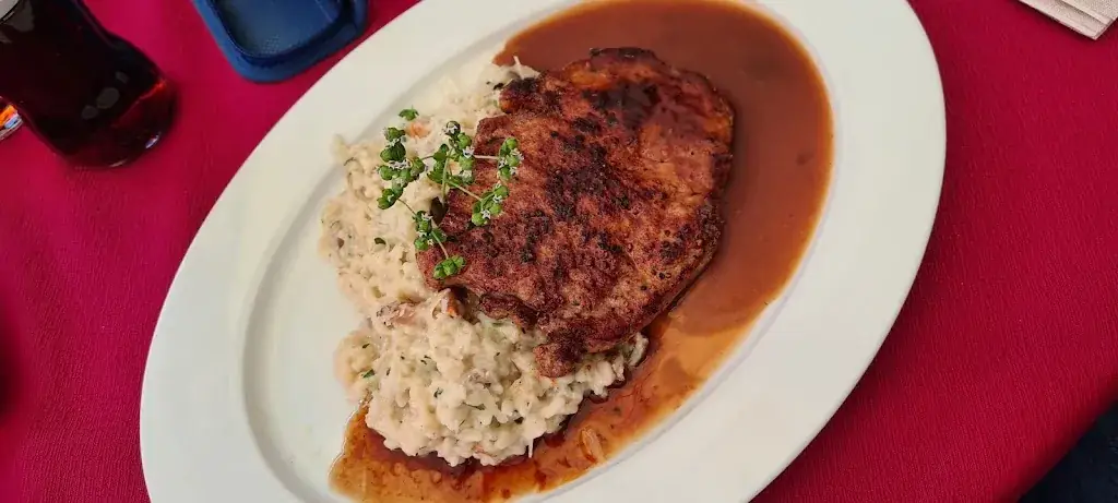 Olly Gronau_Hausgnost - Gasthaus an der Kreuzung_Guntersdorf_recensione