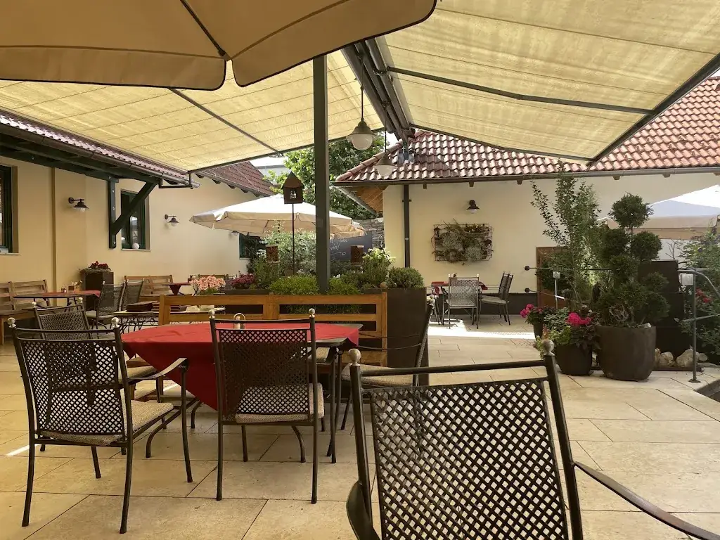 Petr Toman_Hausgnost - Gasthaus an der Kreuzung_Guntersdorf_recensione