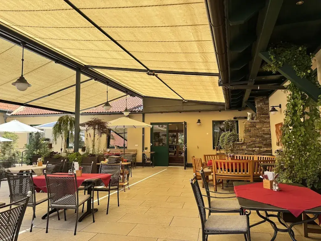 Hausgnost - Gasthaus an der Kreuzung_Guntersdorf_slider_image_1